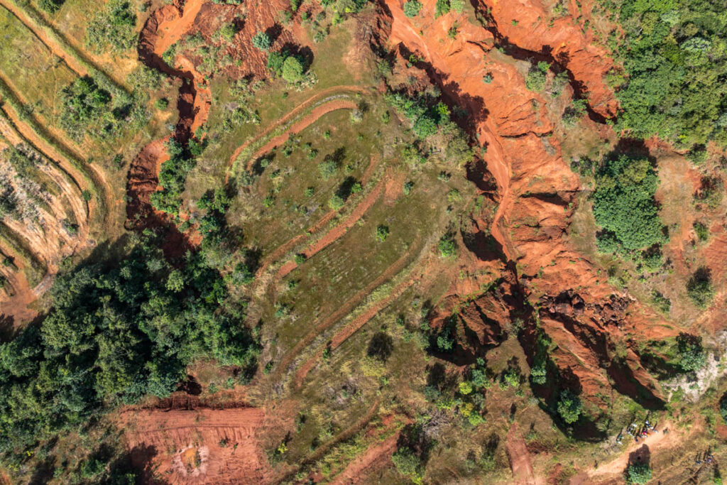 Vista de drone de voçorocas no Parque Estadual Nascentes do Rio Taquari